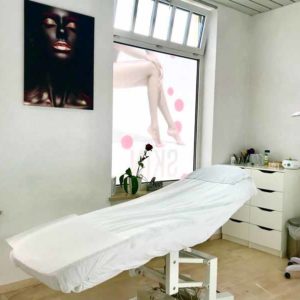 Behandlungszimmer mit weißer Liege - Skin & Colour Kosmetikstudio by Dilek in Ingolstadt